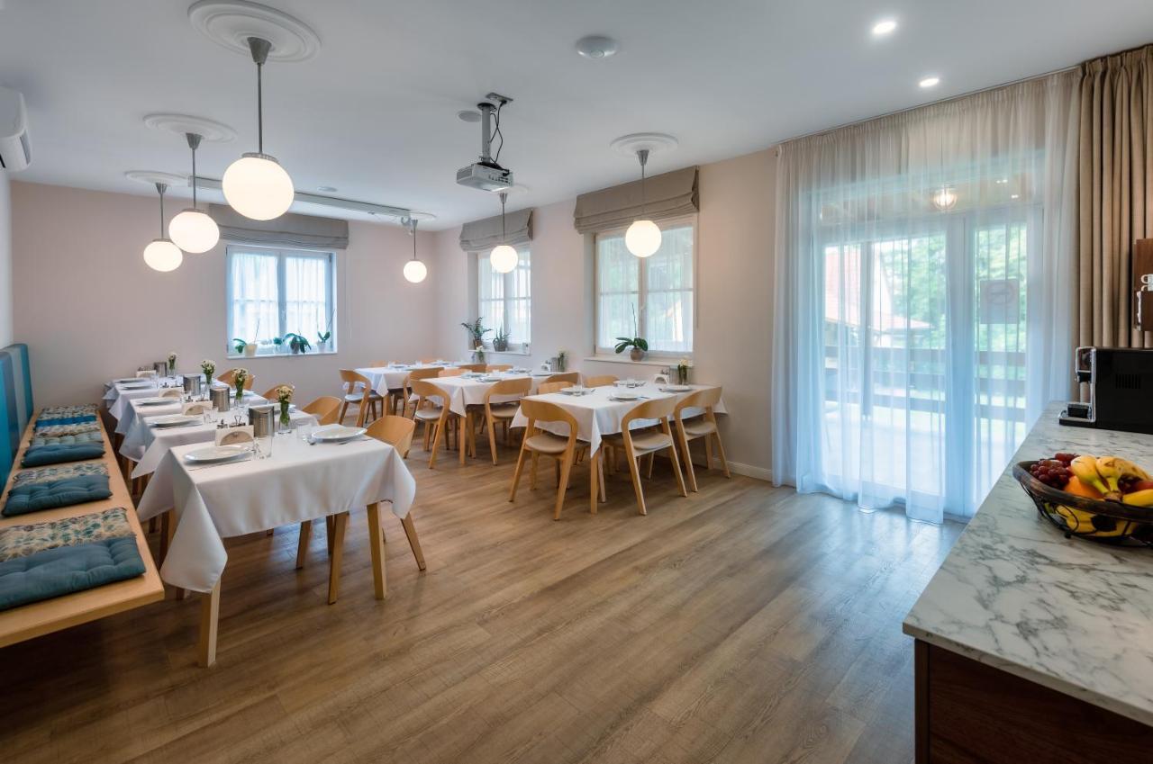 Ditlin Apartmanok Pápa Екстериор снимка