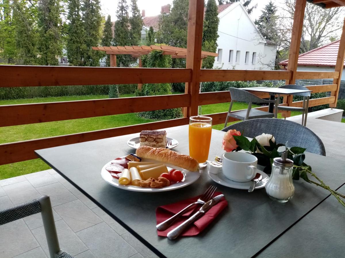 Ditlin Apartmanok Pápa Екстериор снимка